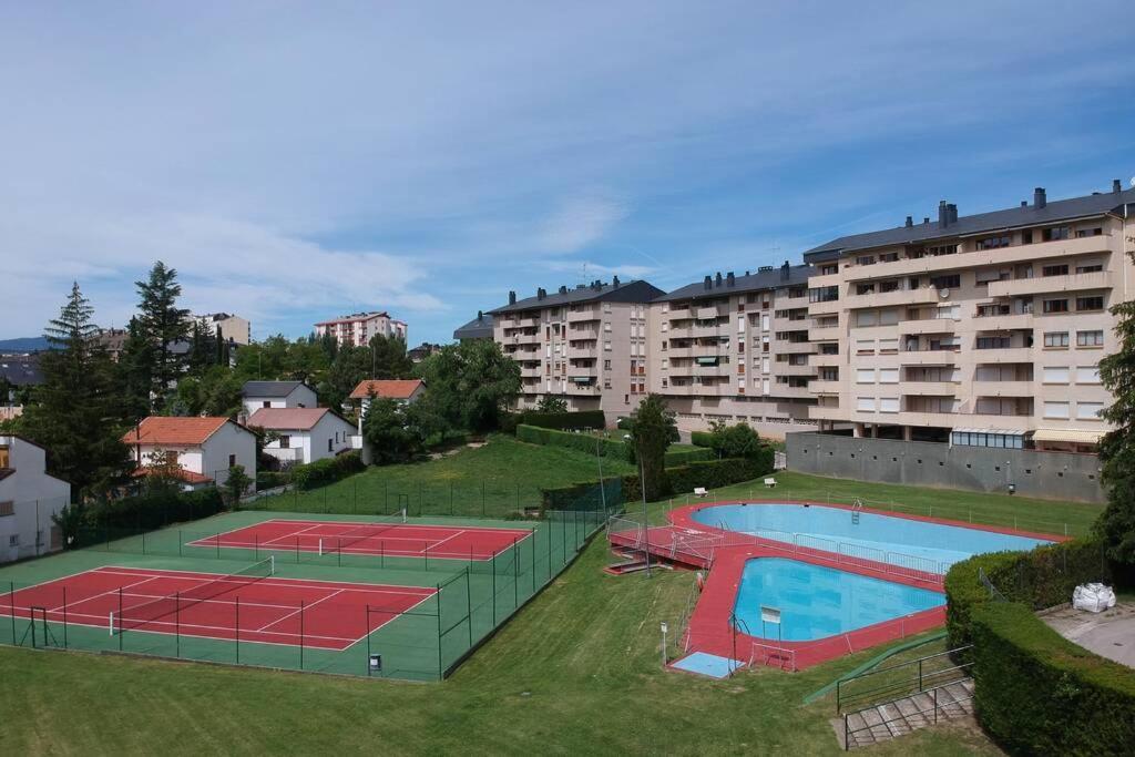 Apartamento Aticoroel Lägenhet Jaca Exteriör bild