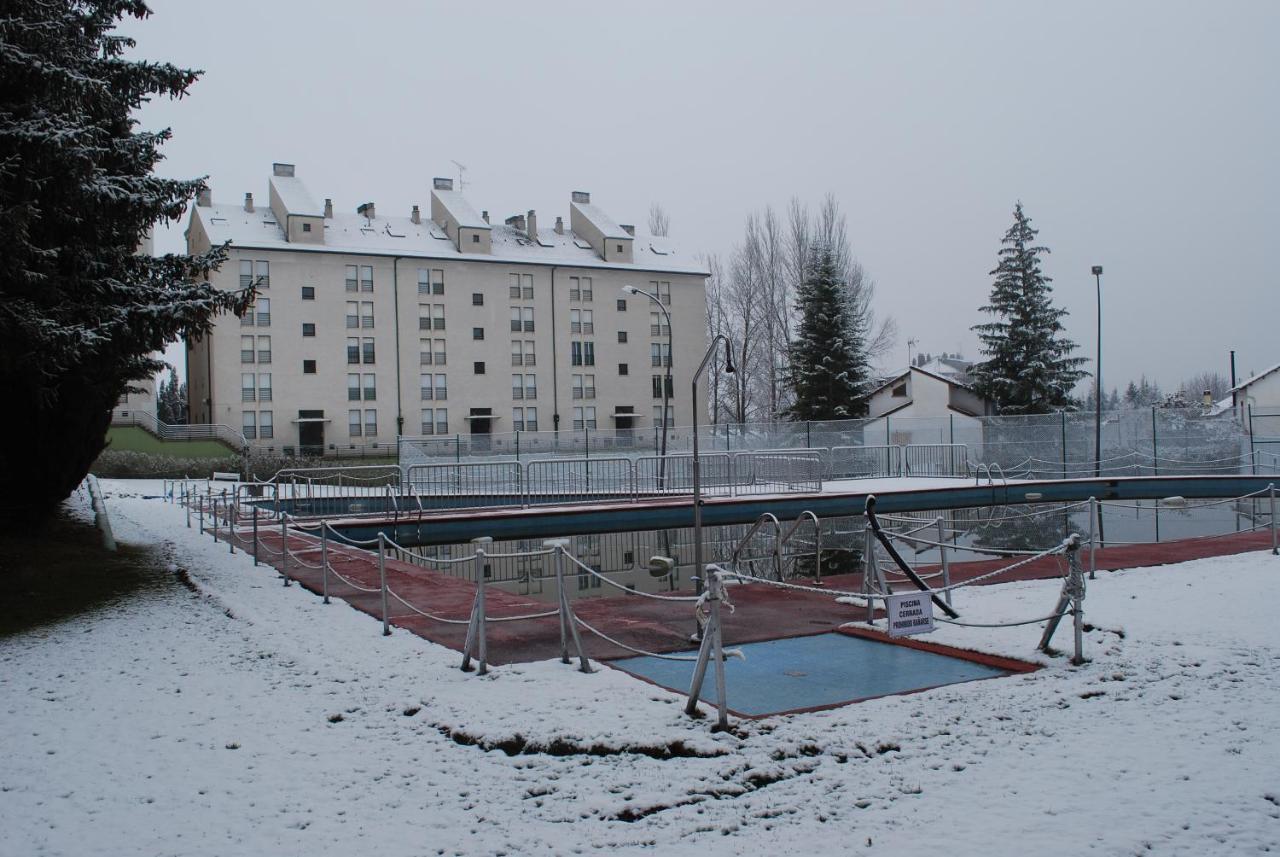 Apartamento Aticoroel Lägenhet Jaca Exteriör bild